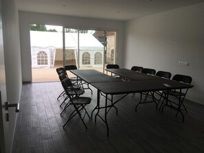 Dining - Private estate 20mn from Beauval zoo and Chambord, 10pers. Heated swimming pool  (Pruniers-en-Sologne)