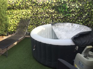 Tina de hidromasaje al aire libre