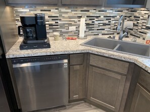 Fridge, microwave, oven, stovetop - Triple "A" The Admirable Alaskan Accommodation (EAGLE RIVER)