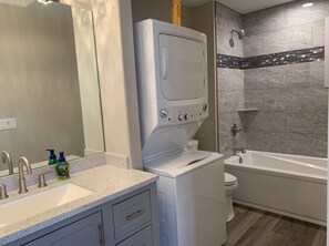 Combined shower/tub, hair dryer, towels, soap - Triple "A" The Admirable Alaskan Accommodation (EAGLE RIVER)