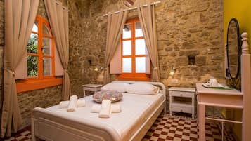 In-room safe, soundproofing, iron/ironing board, free WiFi