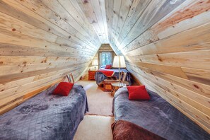 4 bedrooms, desk, laptop workspace, Internet