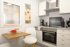 Køleskab, mikrobølgeovn, højstol