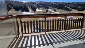 A balcony with a view of a mountainous landscape. - Comfortable studio for 4 with terrace, parking, wifi and pets allowed (Le Dévoluy)