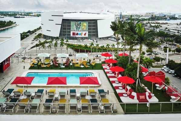 Outdoor pool, open 7:00 AM to 9:00 PM, pool umbrellas, sun loungers - citizenM Miami Worldcenter (Miami)