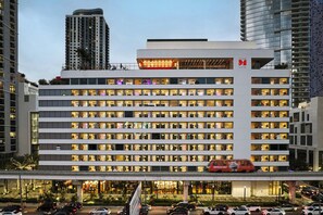 A multi-story hotel with numerous rooms, a rooftop terrace, and a parking area. - citizenM Miami Worldcenter (Miami)