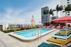 Outdoor pool, open 7:00 AM to 9:00 PM, pool umbrellas, pool loungers - citizenM Miami Worldcenter (Miami)