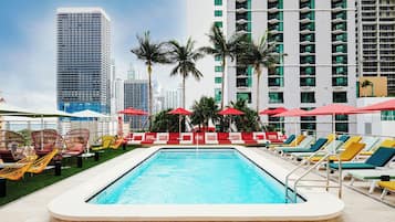 Piscine extérieure, parasols de plage, chaises longues
