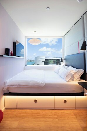 Premium Room, 1 King Bed (View) | Premium bedding, pillowtop beds, in-room safe, desk - citizenM Miami Worldcenter (Miami)
