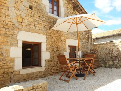 Old Atelier Gite: 4-Star Old Stone Cottage with Private Garden and Free Wi-Fi