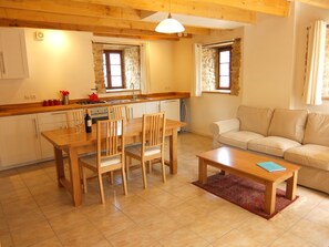 TV, DVD-spiller, filmbibliotek og stereoanlegg