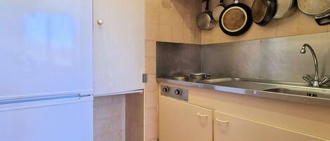 ثلاجة، ميكروويف، فرن، موقد طهي مسطح