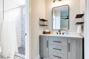 Badewanne, Haartrockner, Hausschuhe