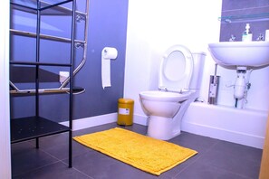 Ilmaiset hygieniatuotteet, hiustenkuivaaja, tohvelit