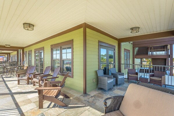 Terrace/patio - 3 BR 2 Bath Condo located in the town center - walk to shops and restaurants! (St. George Island)