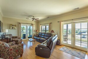 DVD player - 3 BR 2 Bath Condo located in the town center - walk to shops and restaurants! (St. George Island)