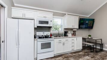 Réfrigérateur, micro-ondes, four, plaque de cuisson