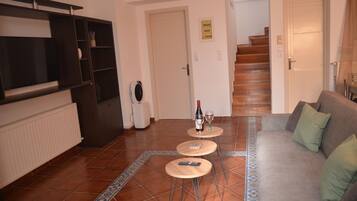 Smart-tv, pejs, dvd-afspiller, bøger