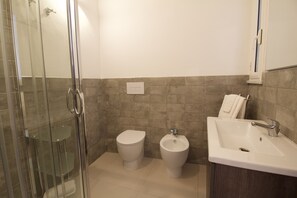Dutxa, assecador de cabells, bidet i tovalloles 