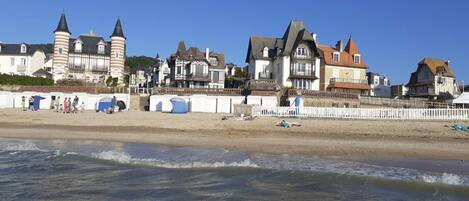 In Strandnähe, Liegestühle, Strandtücher