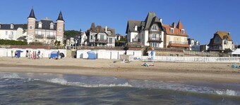 House at the foot of the shops and 200 metres from the beach