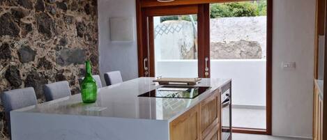 Jääkaappi, mikroaaltouuni, uuni, liesi