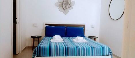 2 quartos, ferros/tábuas de passar roupa, berço de viagem