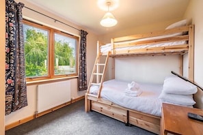 2 bedrooms, desk, free WiFi, bed sheets