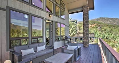 Mountain View Modern Cabin: Luxury Pine Home!