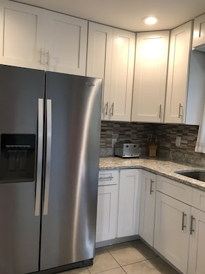 Refrigerador y máquina de hielo