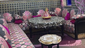 Un accogliente soggiorno con un divano, un tavolino rotondo e una lampada decorativa.