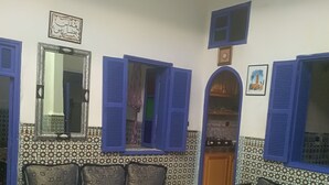 Una stanza con due divani, un tavolino e un pavimento decorato.