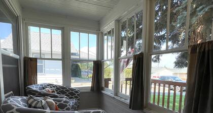 Red Door Retreat- Pet Friendly, close to Downtown Cody