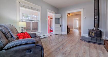 Red Door Retreat- Pet Friendly, close to Downtown Cody