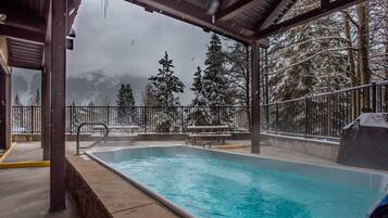 Tina de hidromasaje al aire libre