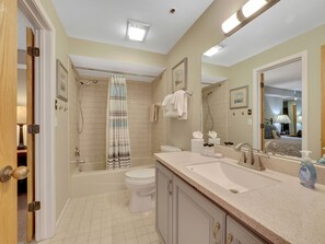 Ensemble baignoire-douche, séchoir à cheveux, serviettes fournies