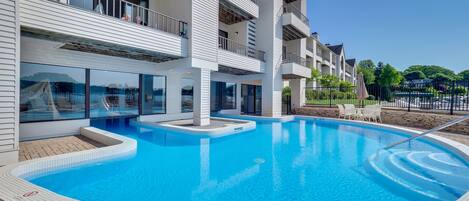 Innendørsbasseng og et oppvarmet basseng