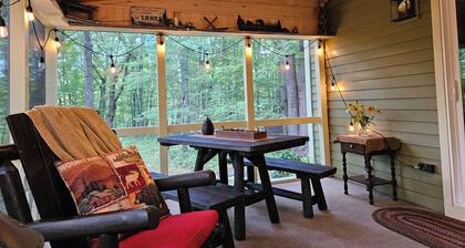 Located in the beautiful Heldebergs, This is a cute little house you will love.