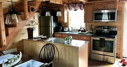 Located in the beautiful Heldebergs, This is a cute little house you will love.