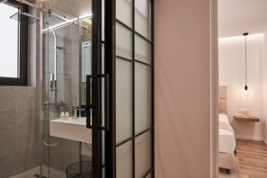 Luxury Apartment | Bathroom shower