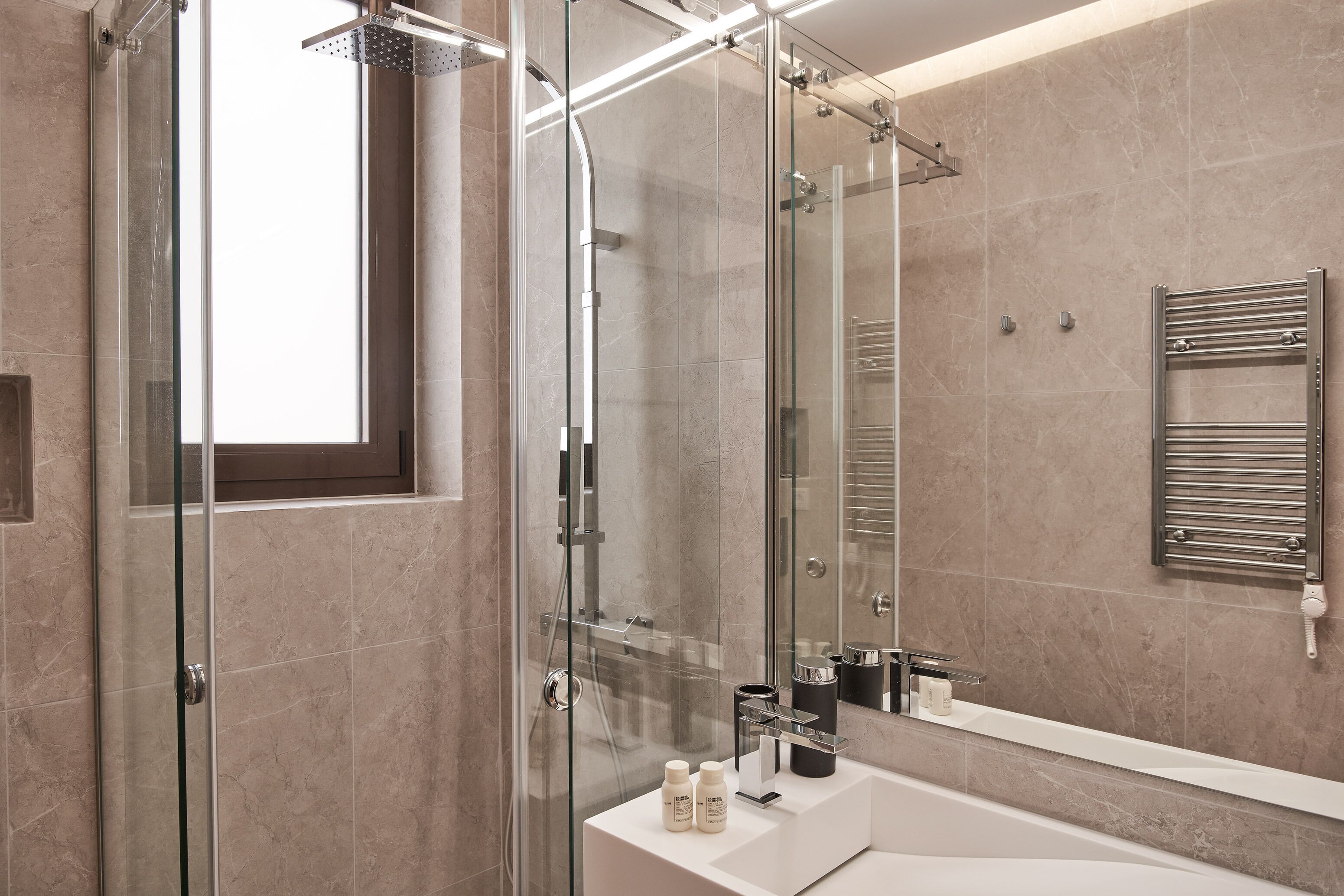 奢华公寓 | 浴室 | 淋浴设施、大花洒淋浴喷头、名牌洗护用品、吹风机