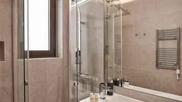 Căn hộ Cao cấp | Phòng tắm | Buồng tắm vòi sen, vòi sen phun mưa