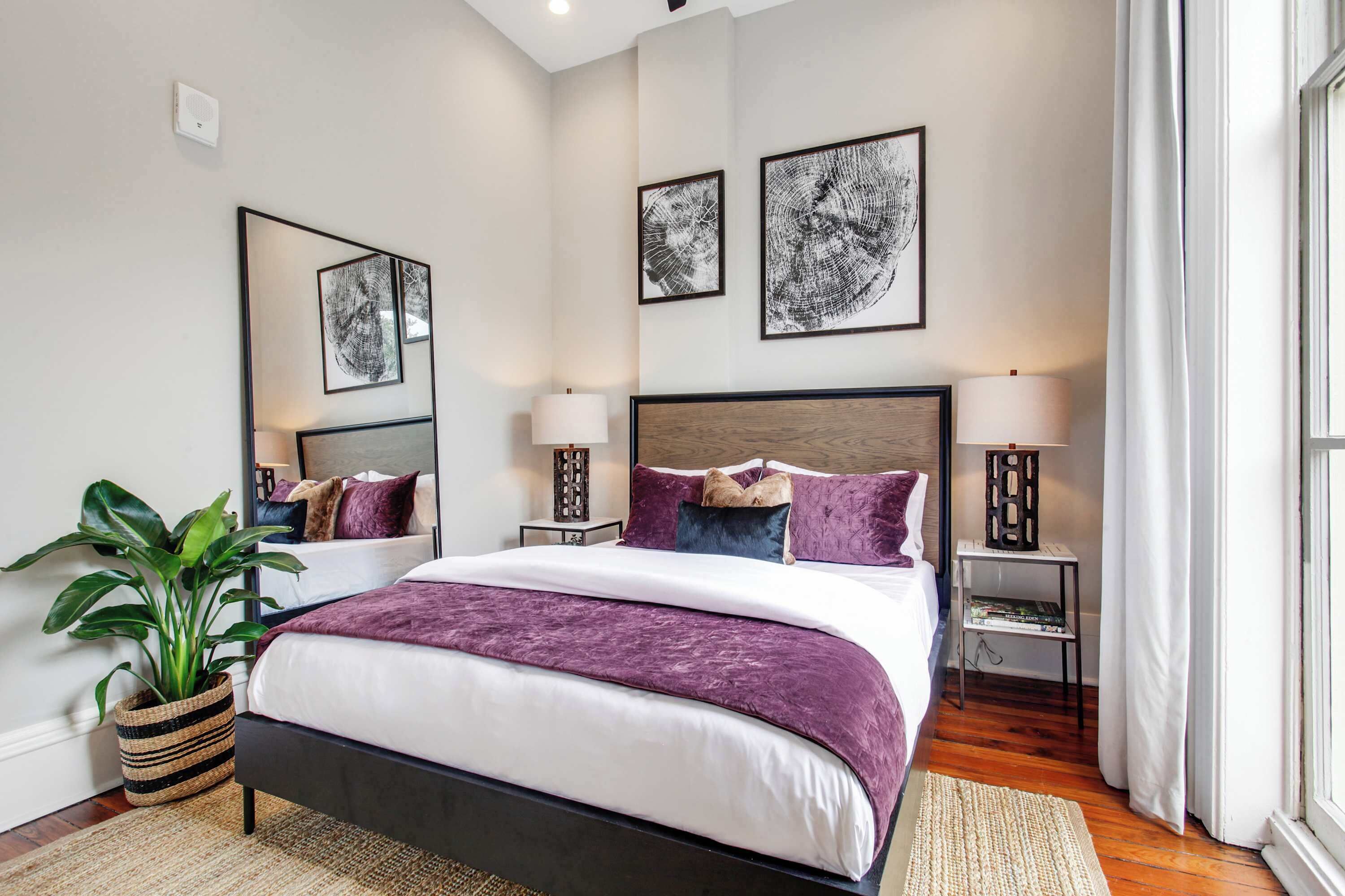 6 soverom, skrivebord, strykejern/-brett og reiseseng for barn