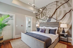 6 bedrooms, desk, iron/ironing board, travel crib