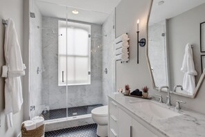 Badewanne, Haartrockner, Handtücher, Seife