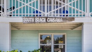 Een gebouw met een bord waarop staat 'South Beach Cabana'.