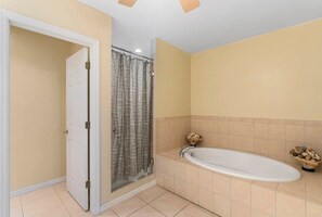 Badewanne, Haartrockner, Handtücher