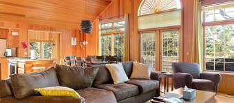 The Treetop House  Pet Friendly-Spring Special