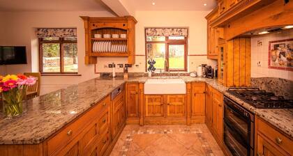 Idyllic Riverside Country Cottage for 6