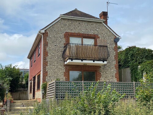 Idyllic Riverside Country Cottage for 6